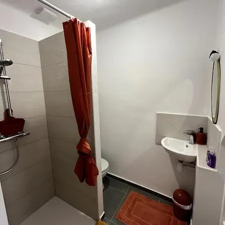 Maisonnette Dans Vieux Village