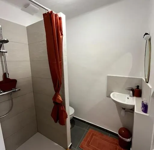 Maisonnette Dans Vieux Village